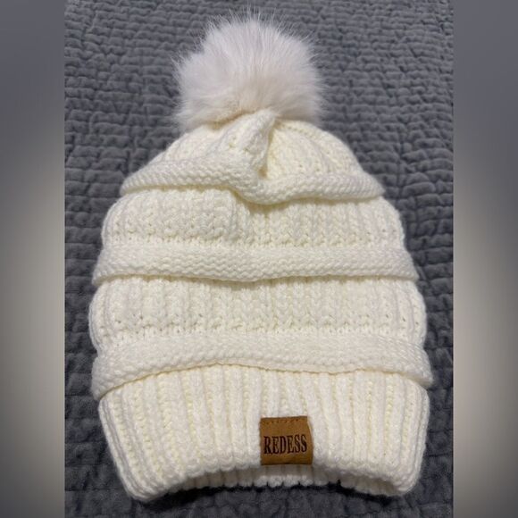 Redess Creamy white (ivory) Knit Beanie Hat with Faux Fur Pom – Soft & Cozy - Picture 13 of 15